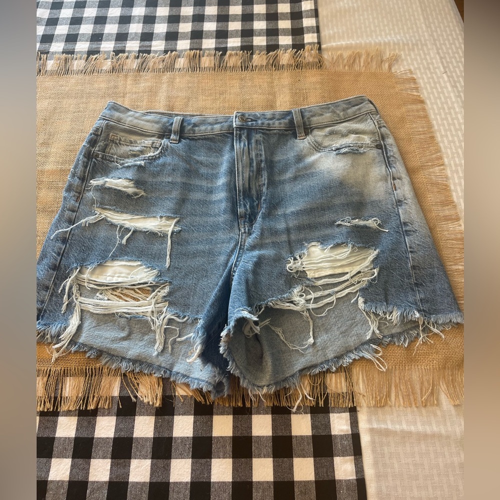 American Eagle destructed boyfriend jean shorts Size 16